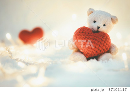 Valentines Day.  Bears hugs the heart. 37101117