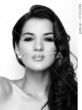 Beautiful model wearing hair wedding accessories Beautiful model wearing hair wedding accessories 37101260