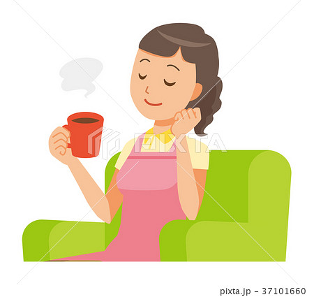 エプロンを着た女性ホームヘルパーがソファーに座ってコーヒーを飲んでいる エプロンを着た女性ホームヘルパーがソファーに座ってコーヒーを飲んでいる 37101660
