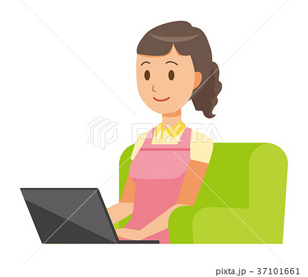 エプロンを着た女性ホームヘルパーがソファーに座ってノートパソコンを操作している 37101661