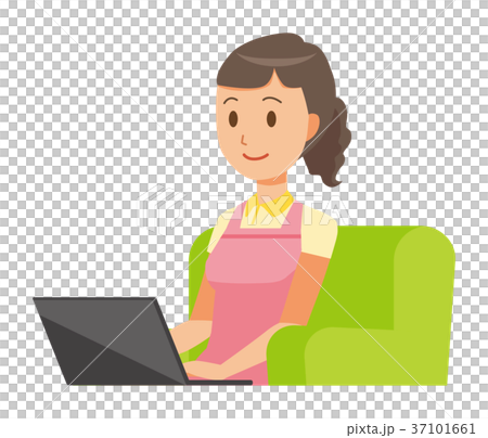 エプロンを着た女性ホームヘルパーがソファーに座ってノートパソコンを操作している 37101661
