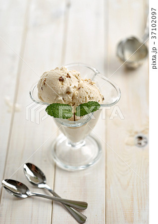 Vanilla ice cream in glass cup Vanilla ice cream in glass cup 37102097