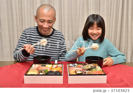 お雑煮を食べる親子 お雑煮を食べる親子 37103625