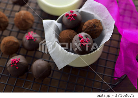 手作りチョコレートトリュフのプレゼント／home made chocolate truffles 37103675