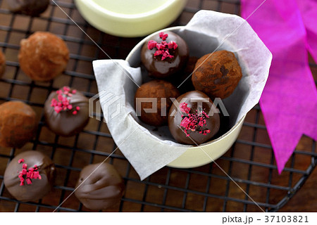 手作りチョコレートトリュフのプレゼント/home made chocolate truffles 手作りチョコレートトリュフのプレゼント/home made chocolate truffles 37103821