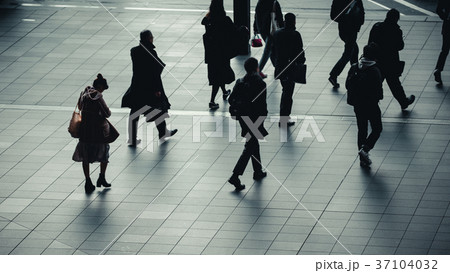 人々の往来 日常風景の写真素材