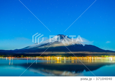 富士山と山中湖の夜景 富士山と山中湖の夜景 37104040