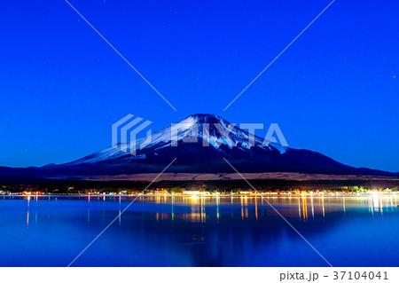 富士山と山中湖の夜景 富士山と山中湖の夜景 37104041