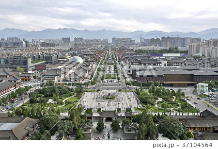 西安、大雁塔第七層から玄奘三蔵像の立つ南広場と雁塔南路を望む 37104564