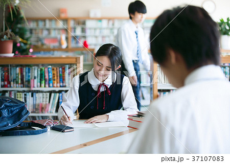 図書室　勉強　高校生 37107083