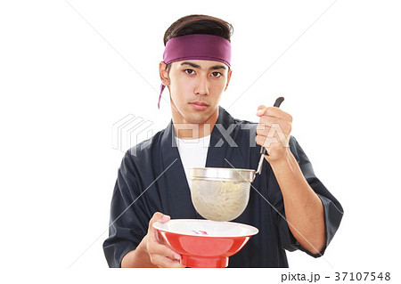 仕事中のラーメン職人 仕事中のラーメン職人 37107548