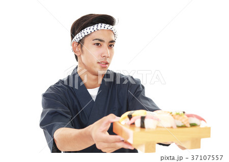 笑顔の寿司職人 37107557