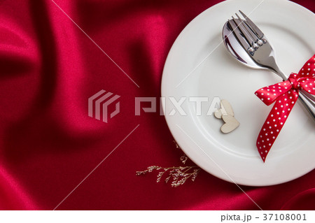 wooden heart shape with White empty plate 37108001