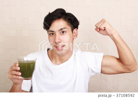 野菜ジュースを飲む男性 37108592