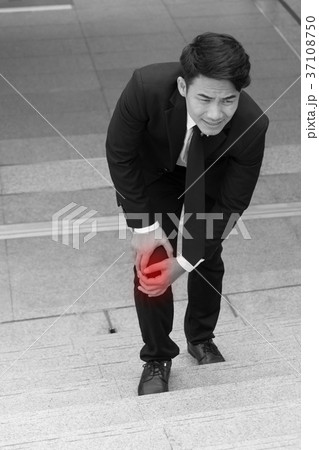 business man with knee pain, obstacle concept 37108750