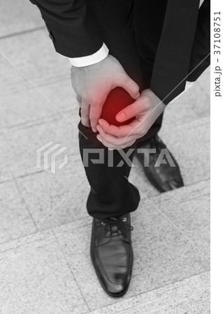 business man with knee pain, obstacle concept 37108751