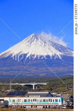 岳南電車と富士山 37108755