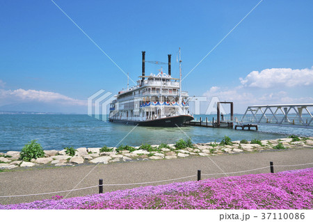 春の琵琶湖の観光船 37110086