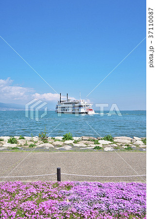 春の琵琶湖の観光船 37110087