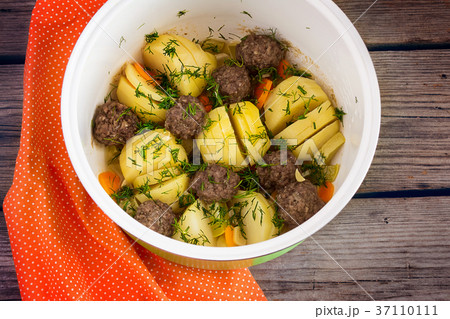 stewed potatoes with meatballs in the crock-pot 37110111
