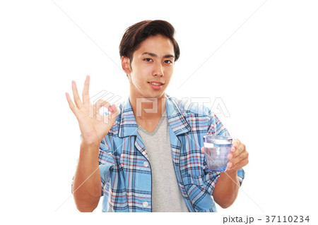 お水を飲む男性 37110234