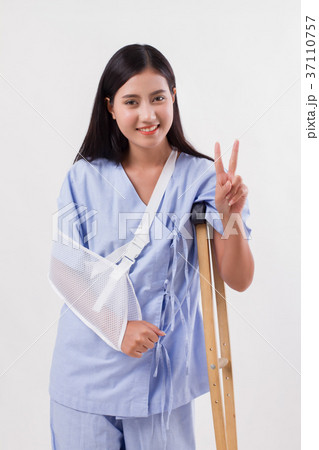 injured woman patient pointing up victory 2 fingers gesture injured woman patient pointing up victory 2 fingers gesture 37110757