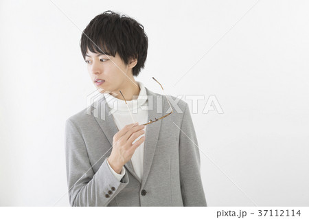 男性　ポートレート　メガネを持つ 37112114