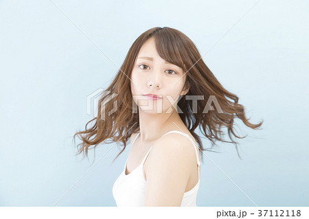 振り向く女性　ブルーバック 37112118