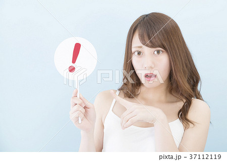 ！マークを出す　女性　ブルーバック 37112119