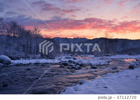 朝焼けの白馬松川 37112720
