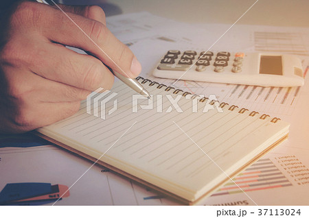 Close up man hand with pen writing on notebook Close up man hand with pen writing on notebook 37113024