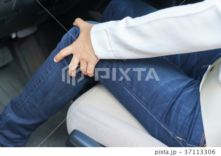 Close up of woman leg with pain - long driving Close up of woman leg with pain - long driving 37113306