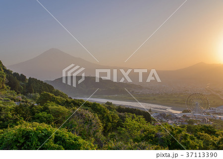 【静岡県】東名高速富士川楽座付近　夜明けの景色 37113390