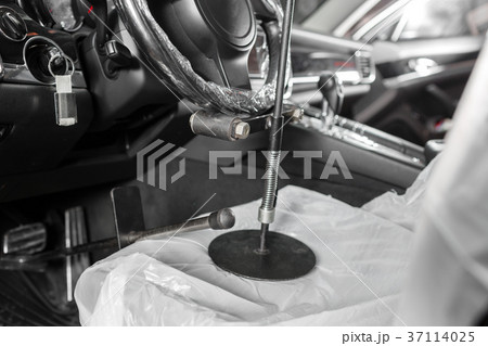 steering wheel lock. auto mechanic sets the car 37114025