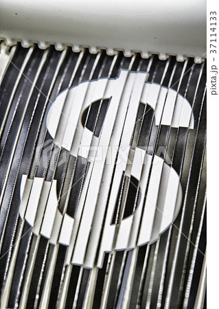 シュレッダーされた紙とドル記号 37114133