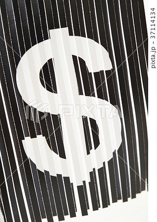 シュレッダーされた紙とドル記号 37114134