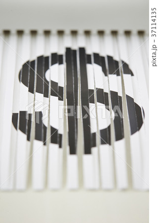 シュレッダーされた紙とドル記号 37114135