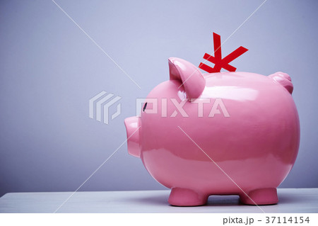豚の貯金箱と円記号 豚の貯金箱と円記号 37114154