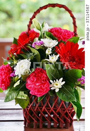 花かご 花束 フラワーアレンジメントの写真素材