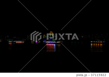 東京湾岸の夜景 台場から臨むレインボーブリッジと屋形船の灯り b-7 橋詰めから離れて 広角 東京湾岸の夜景 台場から臨むレインボーブリッジと屋形船の灯り b-7 橋詰めから離れて 広角 37115922