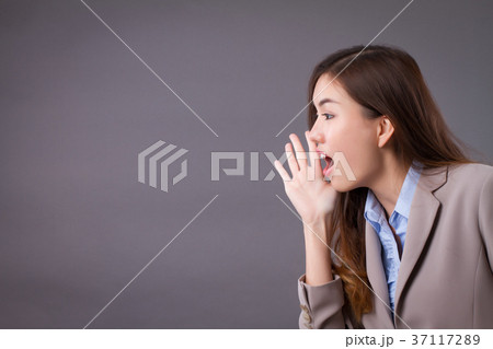 business woman shouting, announcing, communicating 37117289