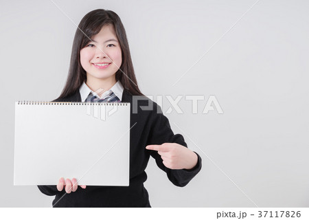 メッセージボードを持つ高校生 37117826