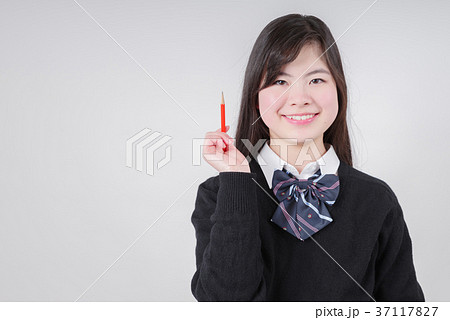 鉛筆をもって見上げる女子高生 37117827