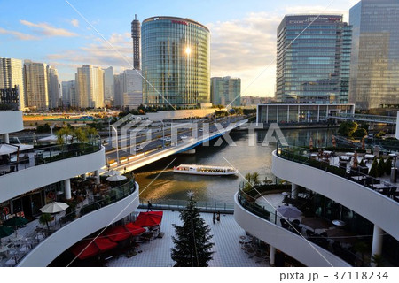 横浜ベイクオーターから眺めるみなとみらい 37118234