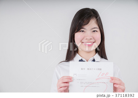 答案用紙を持つ笑顔の女子高生 答案用紙を持つ笑顔の女子高生 37118392