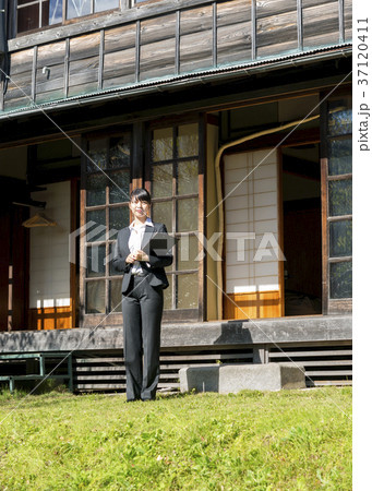 古民家を紹介するコーディネーター 37120411