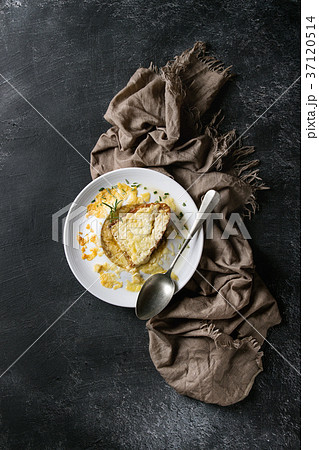 Traditional onion soup Traditional onion soup 37120514