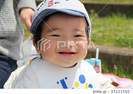 公園でランチする赤ちゃん 37121502