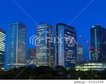 大阪城公園から見る夜の大阪ビジネスパーク 37121549