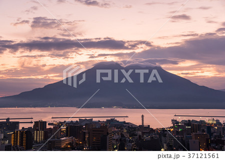 鹿児島 桜島の朝明け 市街地 朝日の錦江湾 鹿児島 桜島の朝明け 市街地 朝日の錦江湾 37121561